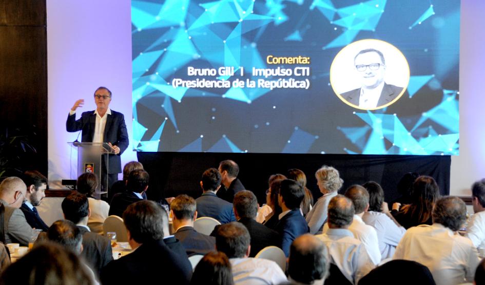 El asesor en Ciencia y Tecnología de Presidencia de la República expone ante el auditorio El asesor en Ciencia y Tecnología de Presidencia de la República expone ante el auditorio