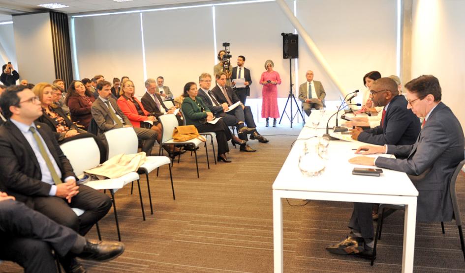 Vista del evento, mesa de autoridades y público presente Vista del evento, mesa de autoridades y público presente