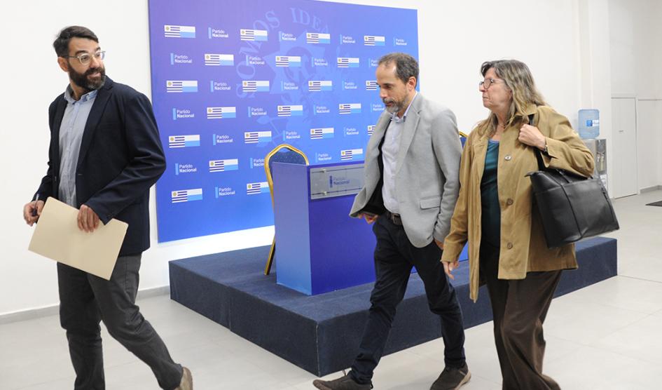 Autoridades del gobierno luego de reunirse con el Partido Nacional
