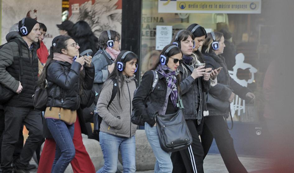 Montevideo Sonoro recorrió espacios de la memoria en el Centro y Cordón Personas caminan por Montevideo con auriculares