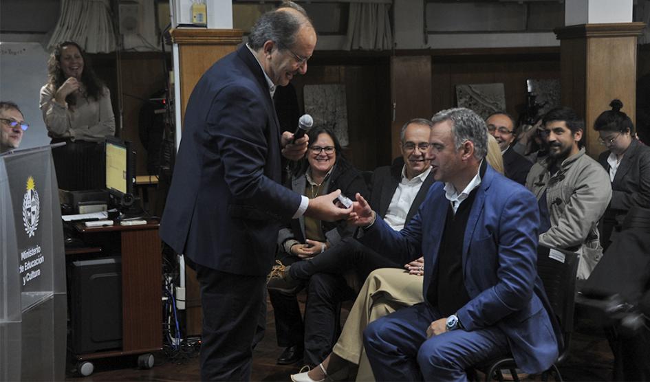 Presidente Yamandú Orsi recibe obsequio en el Instituto Clemente Estable