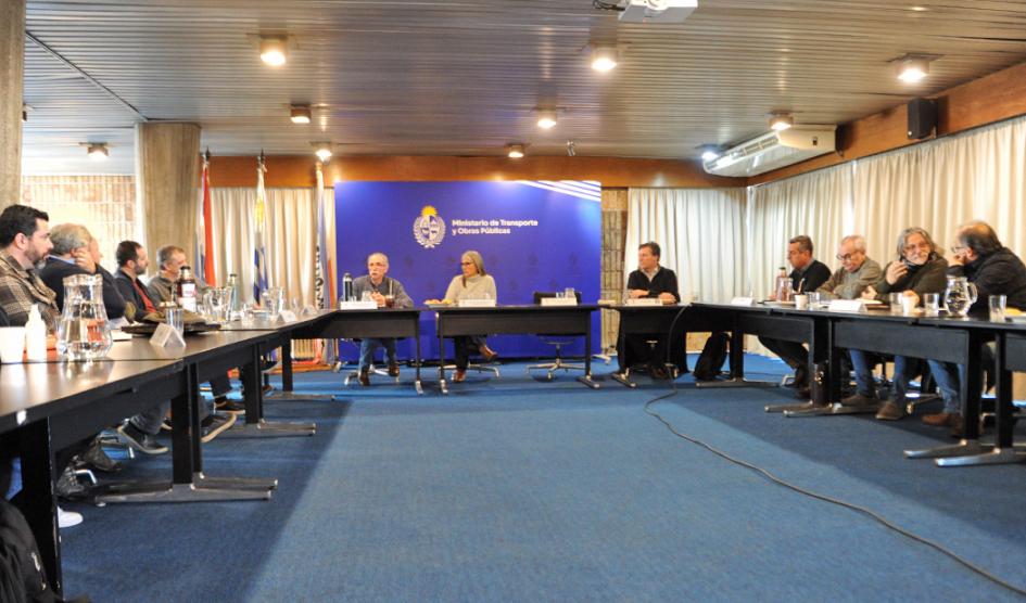 Mesa del encuentro de las autoridades del MTOP con representantes de los sindicatos Mesa del encuentro de las autoridades del MTOP con representantes de los sindicatos