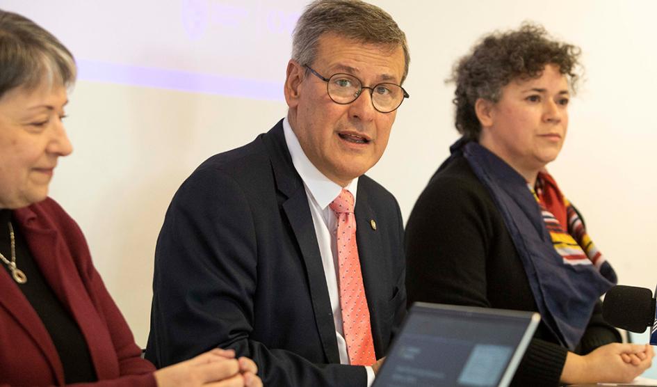 Jorge Díaz: Para el Gobierno, la transparencia es innegociable El prosecretario de la Presidencia, Jorge Díaz, expone en la mesa de diálogo para elaborar un Plan Nacional de Gobierno Abierto