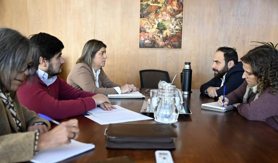 Reunión de autoridades de Vivienda y Desarrollo