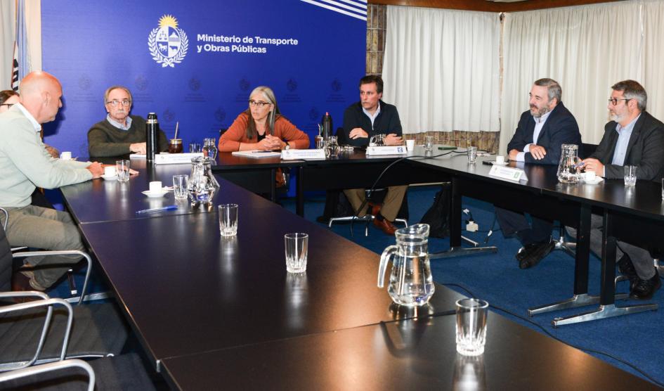Ministra Lucía Etcheverry junto a Mario Bergara y Francisco Legnani y demás participantes de la reunión alrededor de una mesa de trabajo Ministra Lucía Etcheverry junto a Mario Bergara y Francisco Legnani y demás participantes de la reunión alrededor de una mesa de trabajo