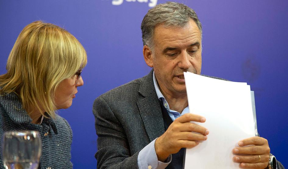 Gobierno retoma rumbo histórico de Uruguay en estrategia de control de consumo de tabaco Presidente Orsi junto a la ministra de Salud Pública, Cristina Lustemberg