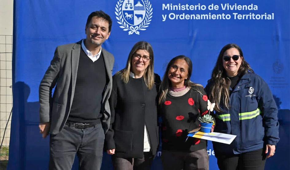 Autoridades de Vivienda y Ordenamiento Territorial junto a una beneficiaria Autoridades de Vivienda y Ordenamiento Territorial junto a una beneficiaria