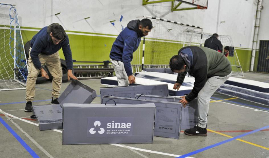 Colaboradores realizan tareas para recibir a las personas Colaboradores realizan tareas para recibir a las personas