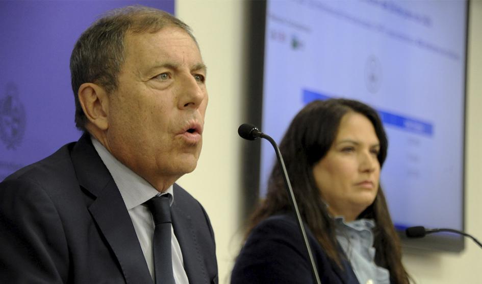 Uruguay emitió por primera vez bonos soberanos en el mercado de francos suizos Ministro de Economía y Finanzas, Gabriel Oddone, en conferencia de prensa