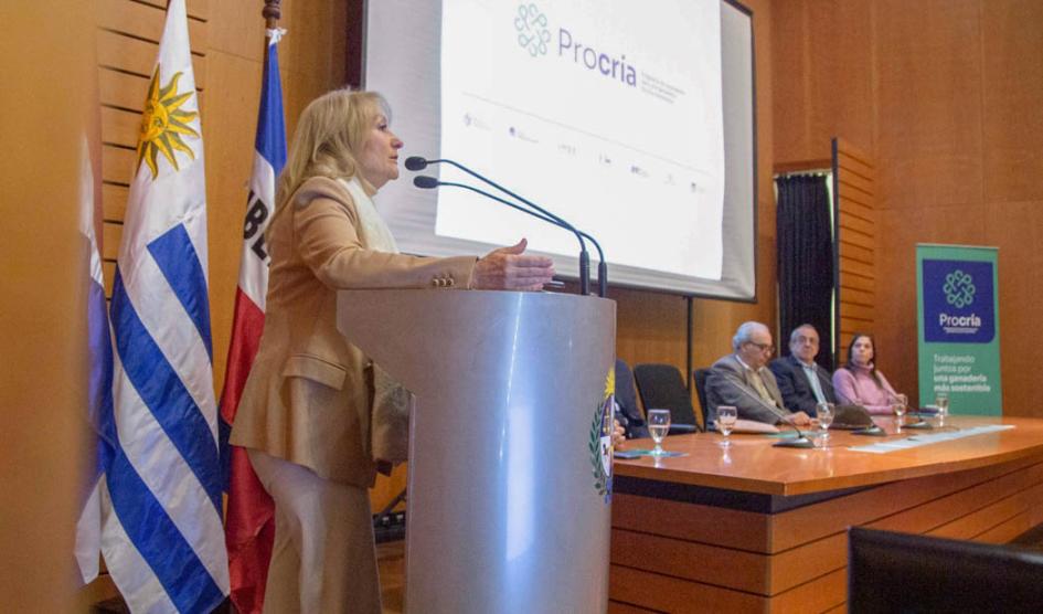 Presidenta de la República en ejercicio, Carolina Cosse, hace uso de la palabra en el acto