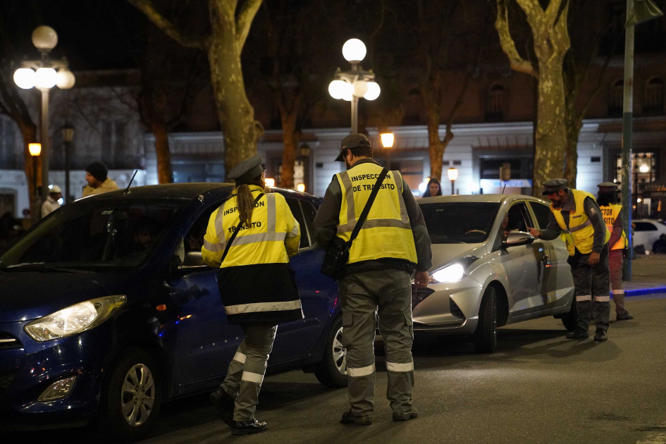 Agentes de tránsito realizando controles vehiculares