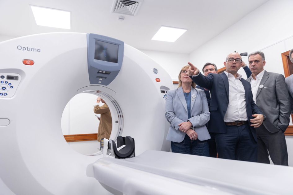 Presidente Yamandú Orsi, de pie, observa el tomógrafo del hospital de Colonia. A su lado, el presidente de ASSE le da explicaciones con el brazo extendido. La ministra de Salud, Cristina Lustemberg, observa con los brazos cruzados