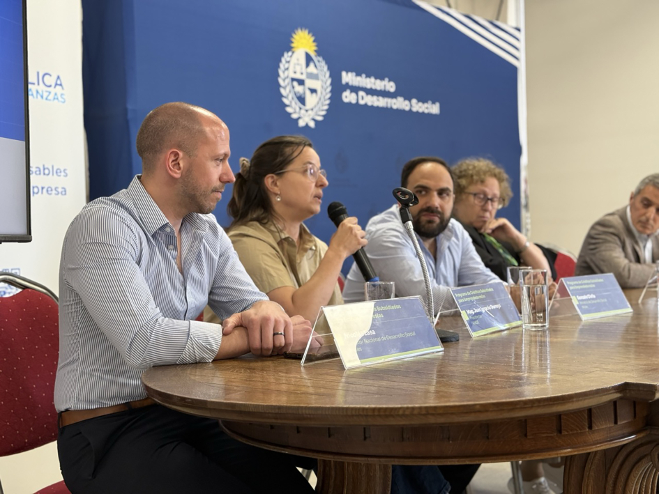 Nicolás Lasa, Cecilia Parada, Gonzalo Civila y Adriana Rodríguez en la presentación de los créditos para monotributistas