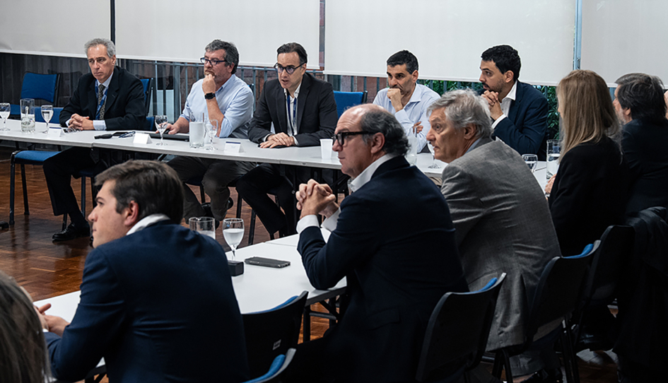 Guillermo Tolosa encabezó reunión con directivos de bancos instalados en Uruguay en la sede del organismo Guillermo Tolosa encabezó reunión con directivos de bancos instalados en Uruguay en la sede del organismo