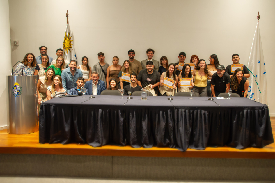 Jorge Díaz junto a galardonados del concurso de la JND, DNC e INJU
