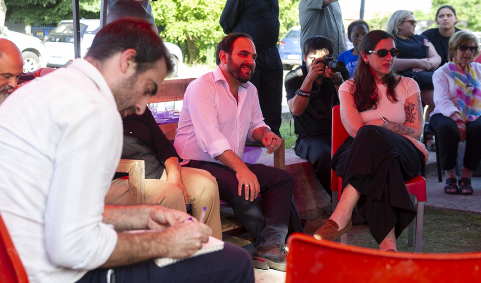 Civila y autoridades en centro cívico