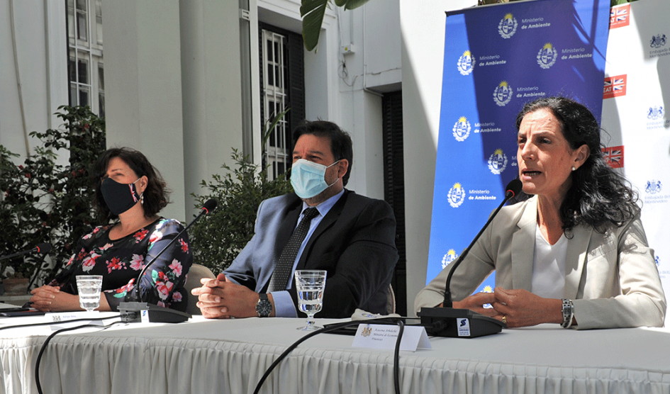 Ministra de Economía y Finanzas, Azucena Arbeleche, ministro de Ambiente, Adrián Peña y embajadora Faye O’Connor