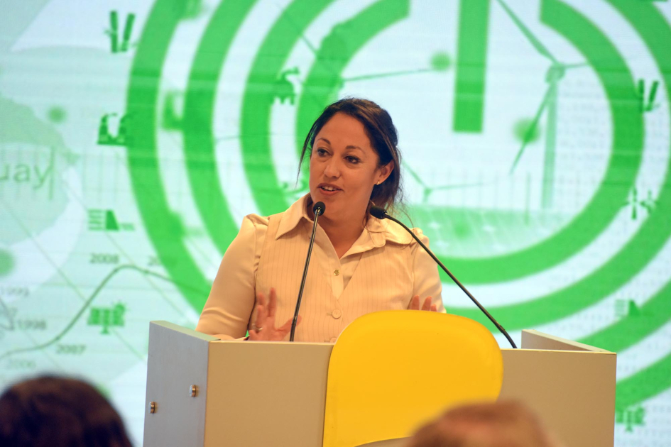 Fernanda Cardona hablando desde un atril