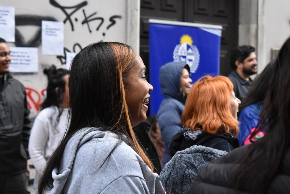 Personas migrantes disfrutan de un espectáculo artístico al aire libre