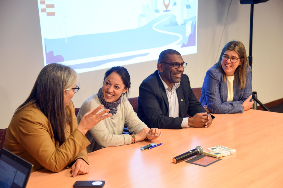 Ministra de Transporte, Lucía Etcheverry, sentada detrás de una mesa, habla con su par de Industria, Fernanda Cardona. Al lado, el ministro de Ambiente, Edgardo Ortuño, y la de Vivienda, Tamara Paseyro