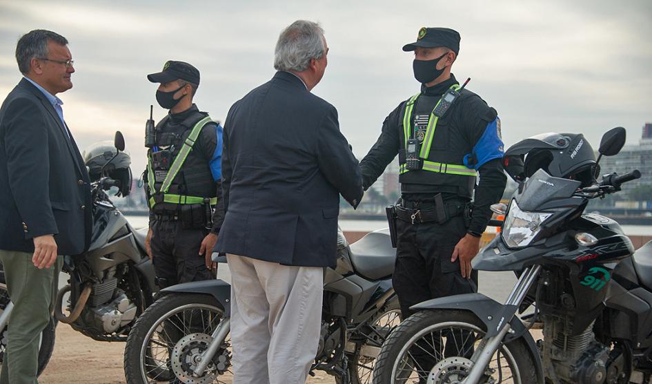 Ministro del Interior, Luis Alberto Heber, saluda a un efectivo policial Ministro del Interior, Luis Alberto Heber, saluda a un efectivo policial