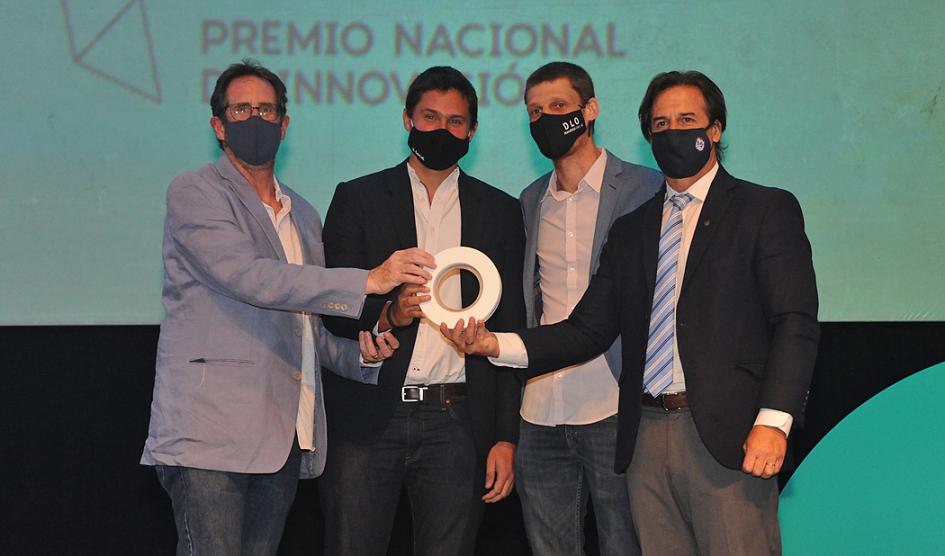 Presidente Lacalle Pou entrega premio a la innovación a dLocal Presidente Lacalle Pou entrega premio a la innovación a dLocal