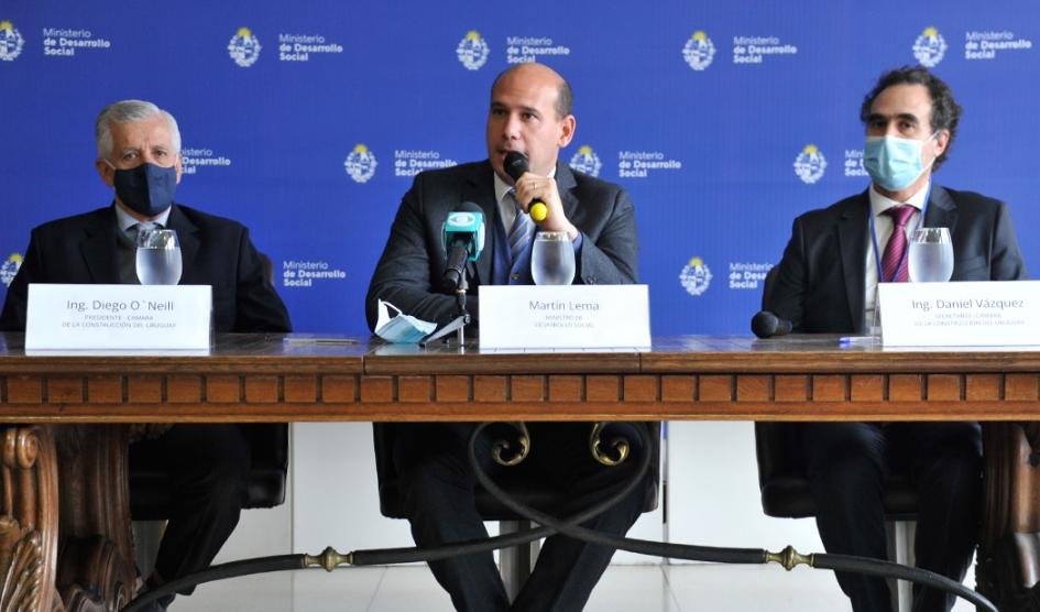 Ministro Martín Lema en firma de convenio con Cámara de la Construcción del Uruguay