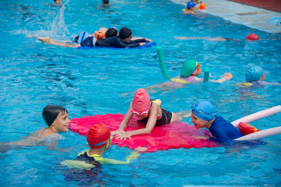 Niños en piscina pública