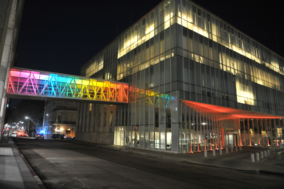 Tunel de Torre Ejecutiva iluminado con colores de la diversidad