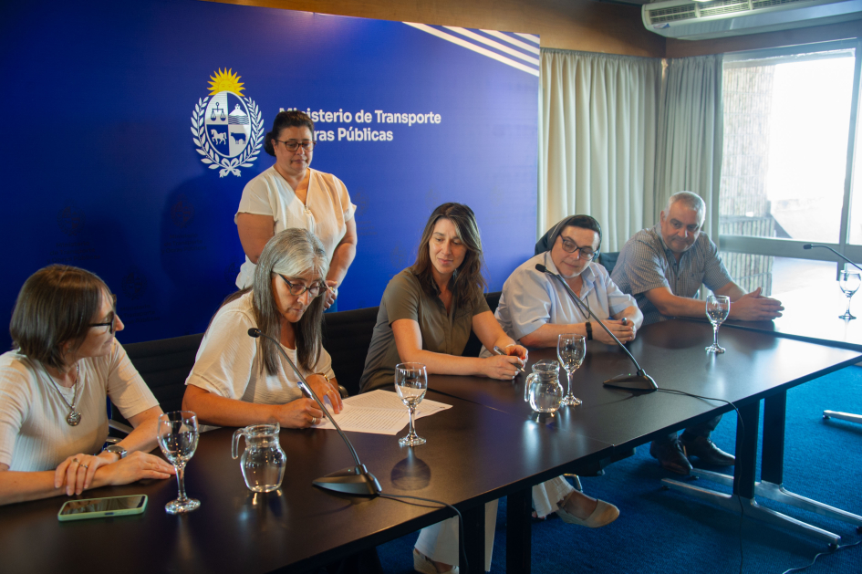 Ministra Etcheverry, autoridades y representantes de organizaciones en firma de convenio social