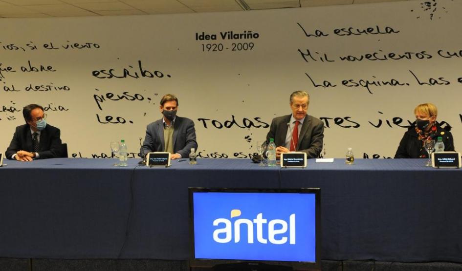 Autoridades de Antel y Mevir