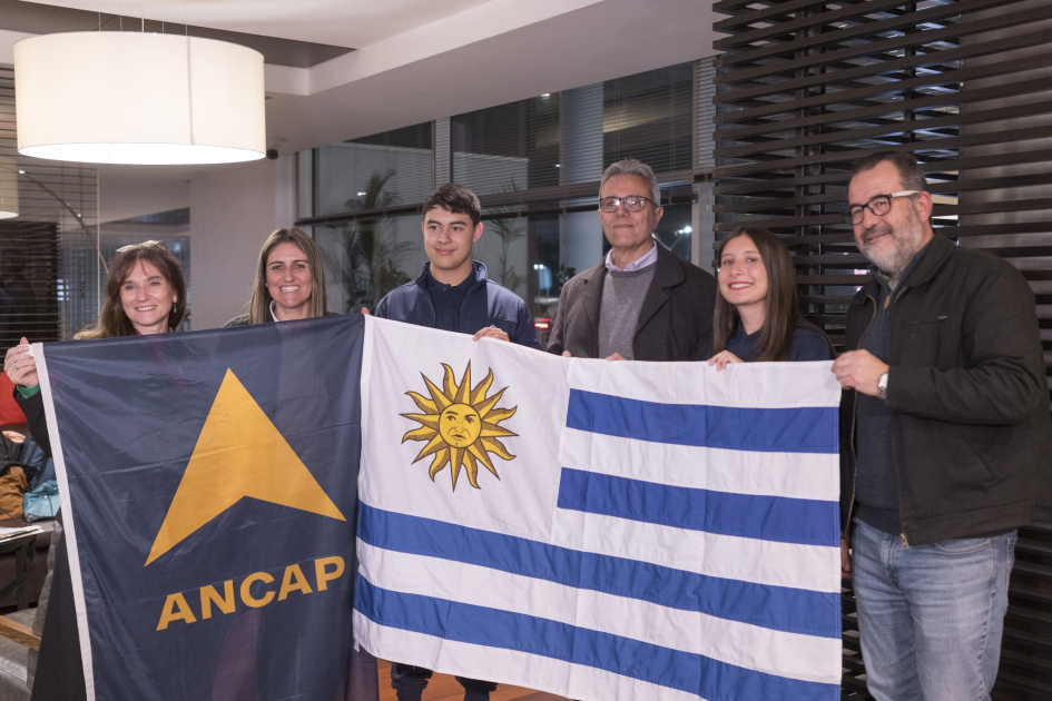 Autoridades y estudiantes previo al viaje al Centro Kennedy en Florida, Estados Unidos