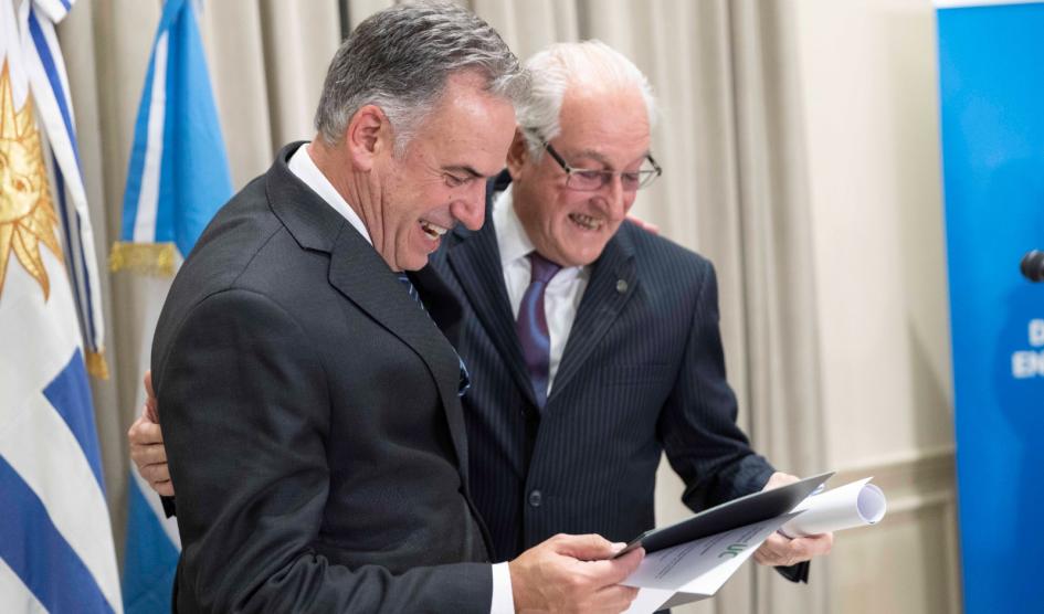Orsi recibe reconocimiento de Universidad de Congreso