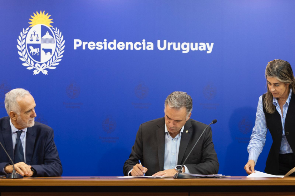 Orsi firmando declaración