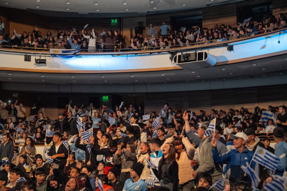 Estudiantes de educación media durante el partido Uruguay vs Arabia Saudita, en el uditorio Nacional del Sodre