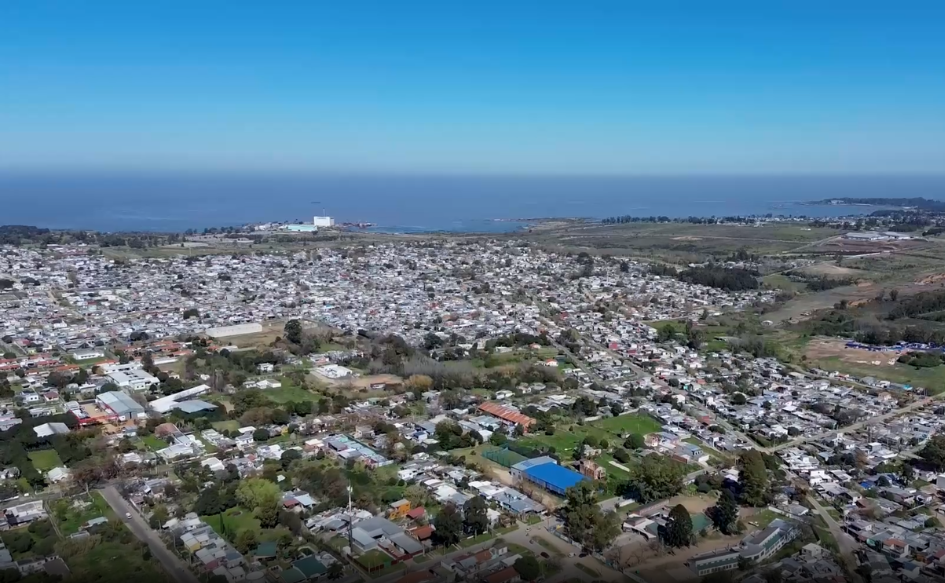 Zona costera de Montevideo vista desde el aire. En el horizonte, el Río de la Plata