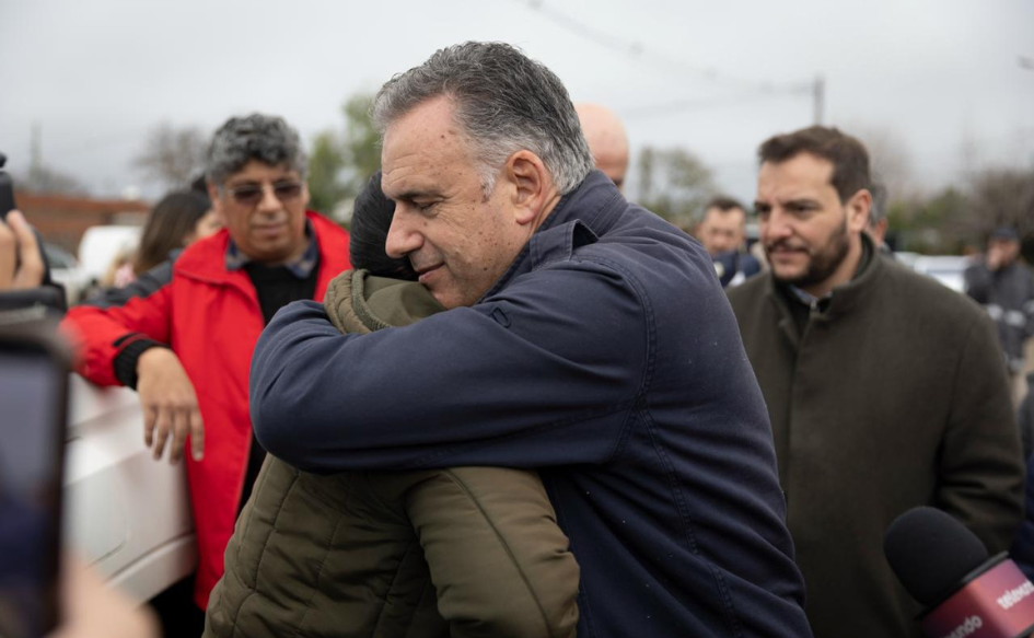 Presidente Orsi recorrió zonas afectadas por temporal ocurrido en Salto Presidente Yamandú Orsi abraza a un vecino en Salto, durante una recorrida por las zonas afectadas por el temporal del 18 de julio