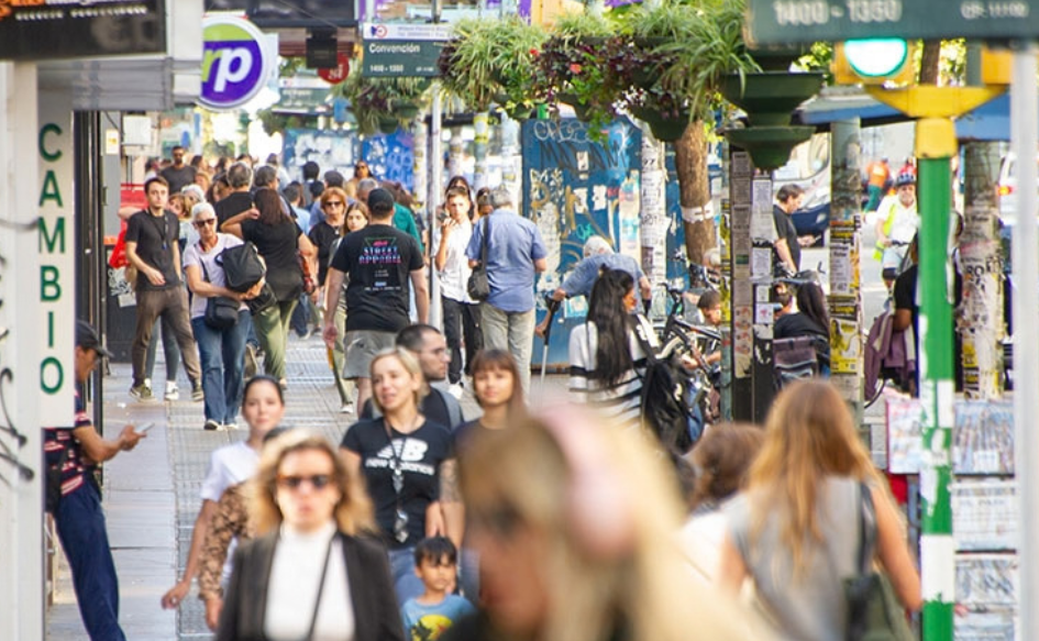 La pobreza bajó 2,9 puntos porcentuales en un año y la indigencia se redujo 33% Muchas personas caminan por la avenida 18 de Julio, en Montevideo