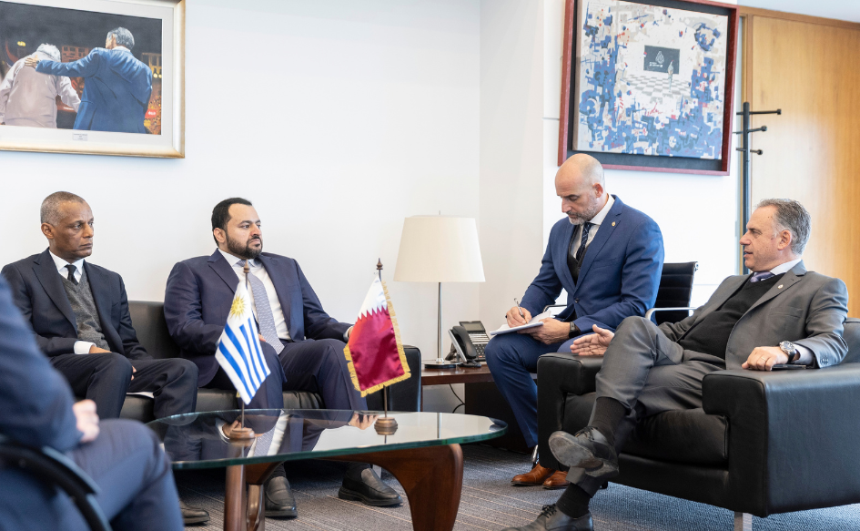 Presidente Orsi recibió al ministro de Estado del Ministerio de Relaciones Exteriores de Catar Presidente Yamandú Orsi sentado en un sillón, en su despacho, dialoga con el ministro de Estado del Ministerio de Relaciones Exteriores de Catar, Mohammed bin Abdulaziz Al-Khulaifi