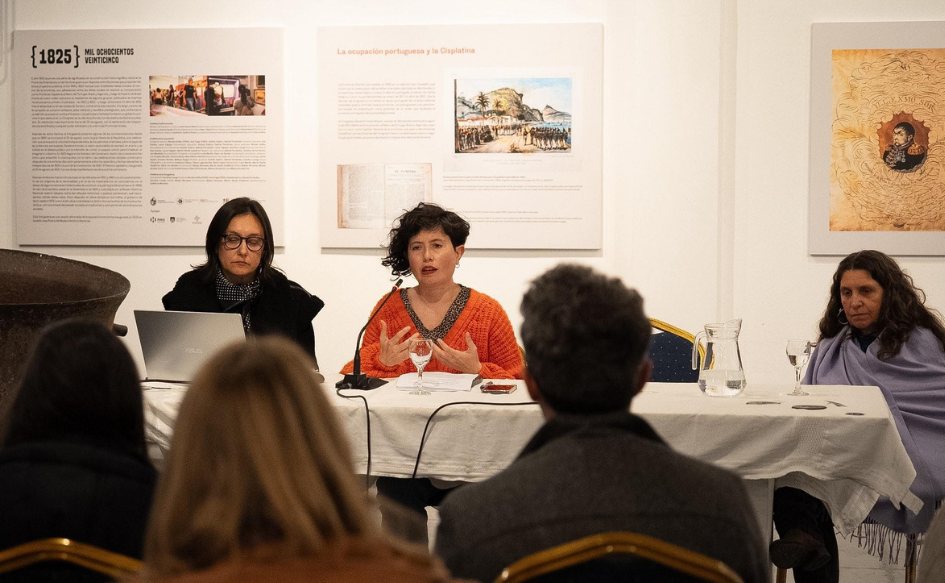 Conversatorio "La independencia y la revolución, entre la Historia y el arte" Tres referentes en historia y arte dialogan durante el conversatorio sobre la independencia y la revolución entre la historia y el arte, en el Museo Histórico Departamental de Florida