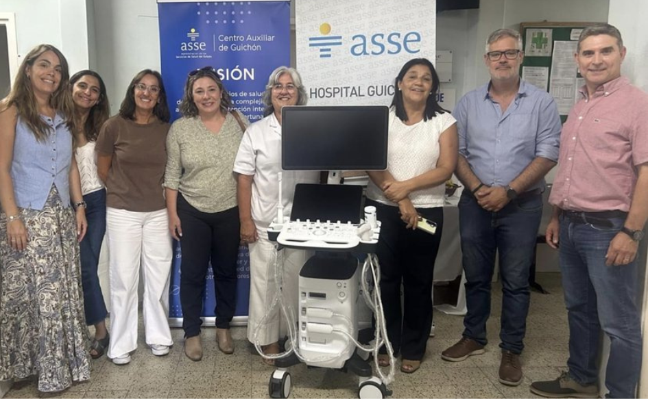 Funcionarios del centro auxiliar de Guichón, de ASSE, alrededor de un ecógrafo de última generación