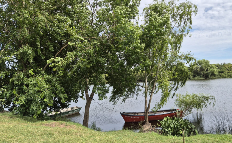 Hidrografía incorporó siete nuevas cartas náuticas del río San Salvador. Foto: MTOP Bote varado en la orilla del río San Salvador