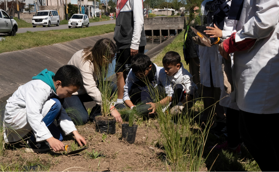 Niños y jóvenes lideran recuperación ambiental en Cerro Norte Ministra de Vivienda planta un árbol junto a tres niños de la escuela n°271, al borde de la cañada Mones Quintela, en Cerro Norte