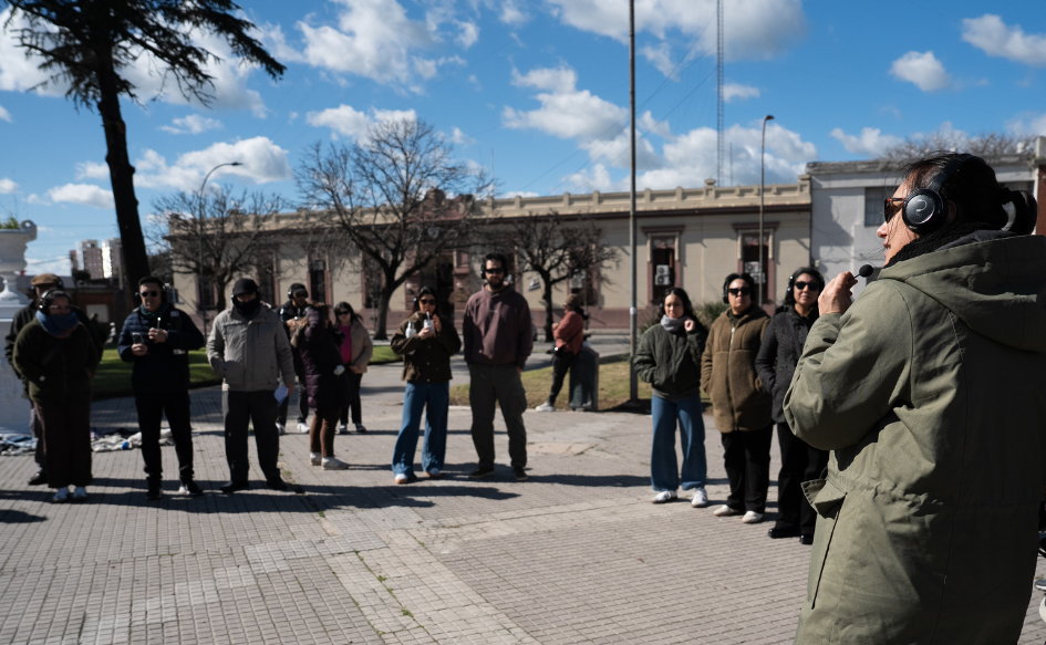 Caminata del Bicentenario: Florida, una Asamblea de Vecinos en Movimiento Vecinos de Florida en una plaza escuchan a una historiadora en la Caminata del Bicentenario, en el marco de las celebraciones por el Bicentenario