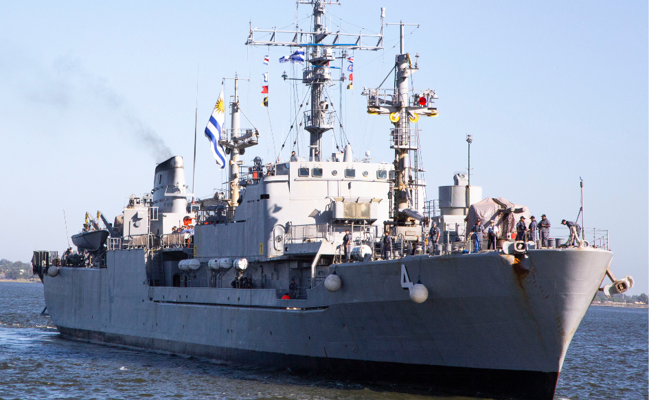 Buque de la Armada Nacional "ROU 04" se desplaza hacia el puerto de Montevideo