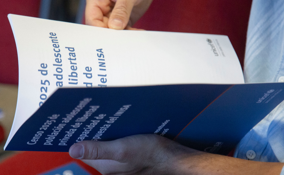 Persona sostiene ejemplar del censo 2025 a población adolescente privada de libertad. 