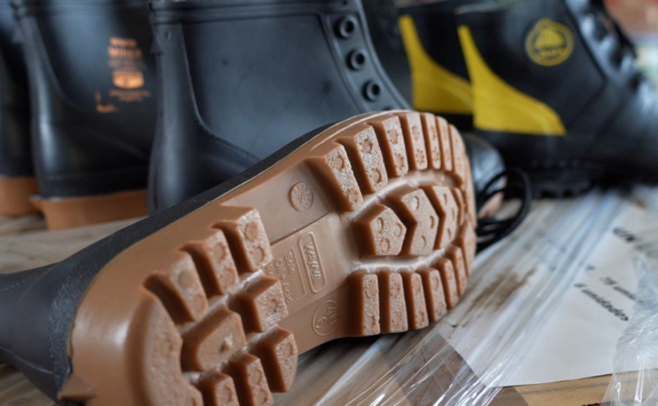 Botas de trabajo ubicadas arriba de una mesa