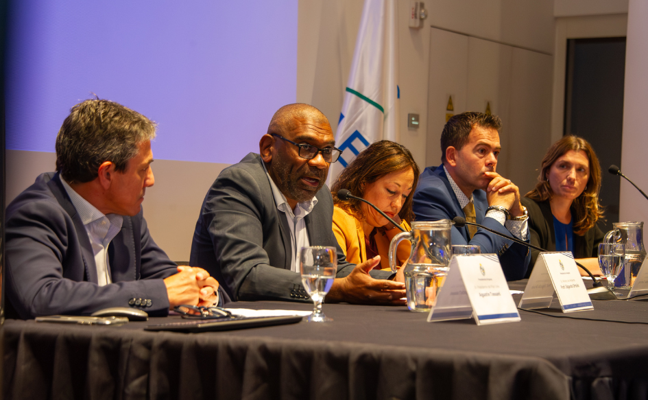 Ministro de Ambiente, Edgardo Ortuño, habla en oratoria. A su lado, la ministra de Industria, Fernanda Cardona, y representantes del Ministerio de Economía y Finanzas y la Cámara de Industrias del Uruguay