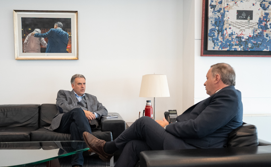 Presidente Yamandú Orsi y presidente del Partido Nacional, Álvaro Delgado, dialogan sentados en sillones en el despacho presidencial de Torre Ejecutiva