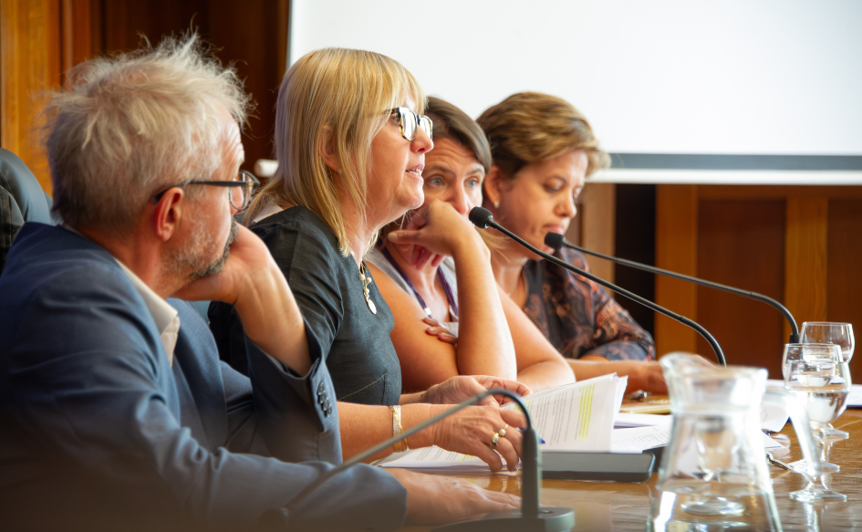 Modificación de normativa reduce tiempos de espera para acceder a consultas, estudios y cirugías Ministra de Salud Pública, Cristina Lustemberg, habla en conferencia. A su lado, el subsecretario del MSP, Leonel Briozzo; la presidenta de Junasa, Gabriela Pradere, y la directora general de la Salud, Fernanda Nozar